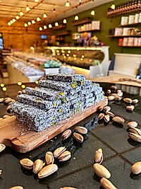 CEZERYE SİYAH HAVUÇLU ANTEP FISTIKLI